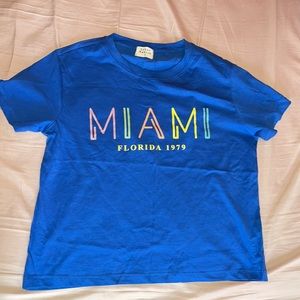 Cropped blue shirt